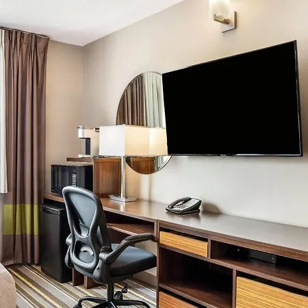 Super 8 By Wyndham Winnipeg West-2